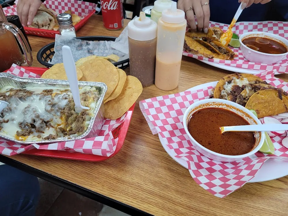 Birria Tacos 3 Queso Y Con Consomé Al Lado